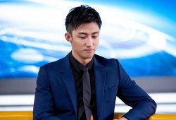 爆料黄景瑜酒量视频播放,视频播放引发热议，网友热议其真实酒量